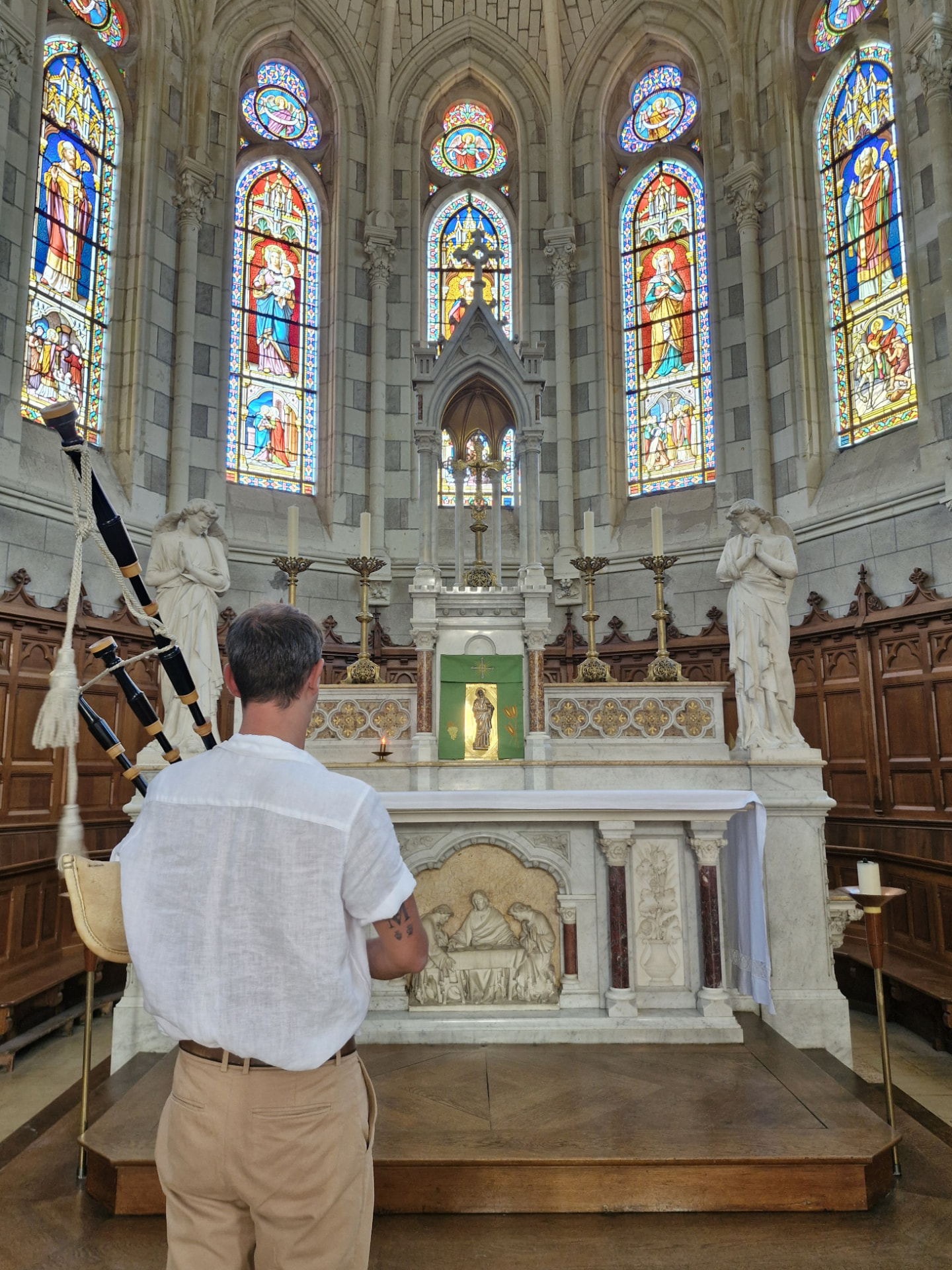 Sonneur de cornemuse face à l'autel d'une église